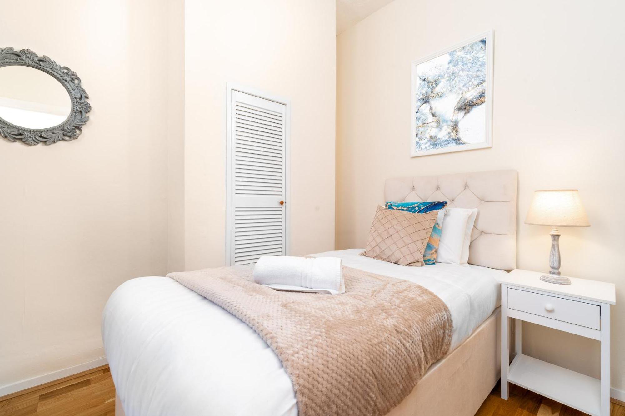 Luxury 3 Bedroom House - Harborne - Parking - Garden - Wifi & Netflix 122G برمنغهام المظهر الخارجي الصورة