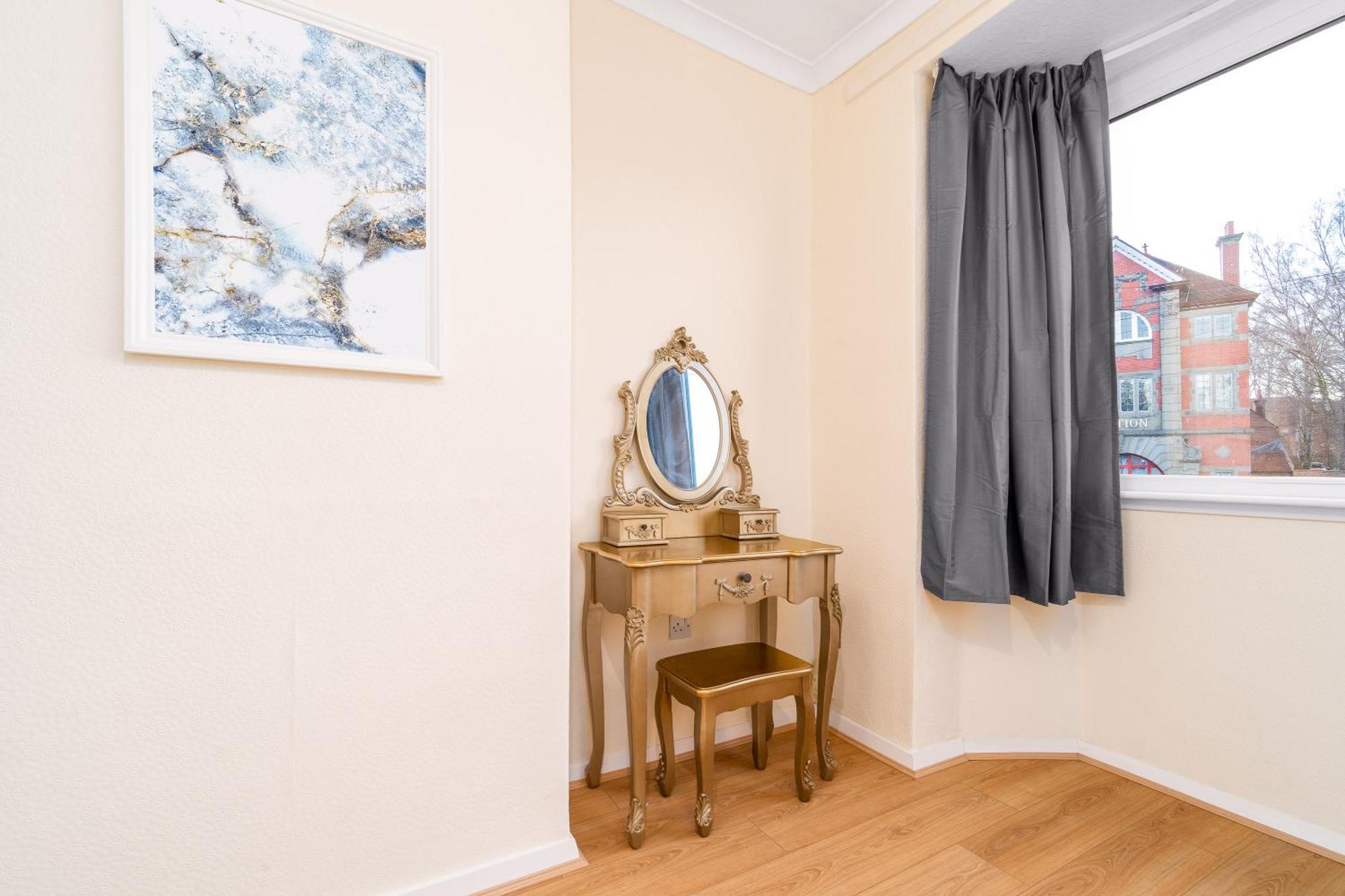 Luxury 3 Bedroom House - Harborne - Parking - Garden - Wifi & Netflix 122G برمنغهام المظهر الخارجي الصورة